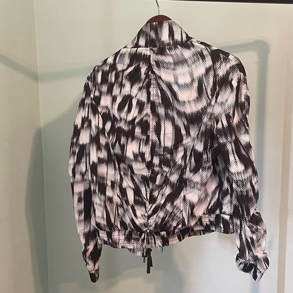 2/15 Calvin Klein Performance Ladies Jacket - Picture 3 of 4